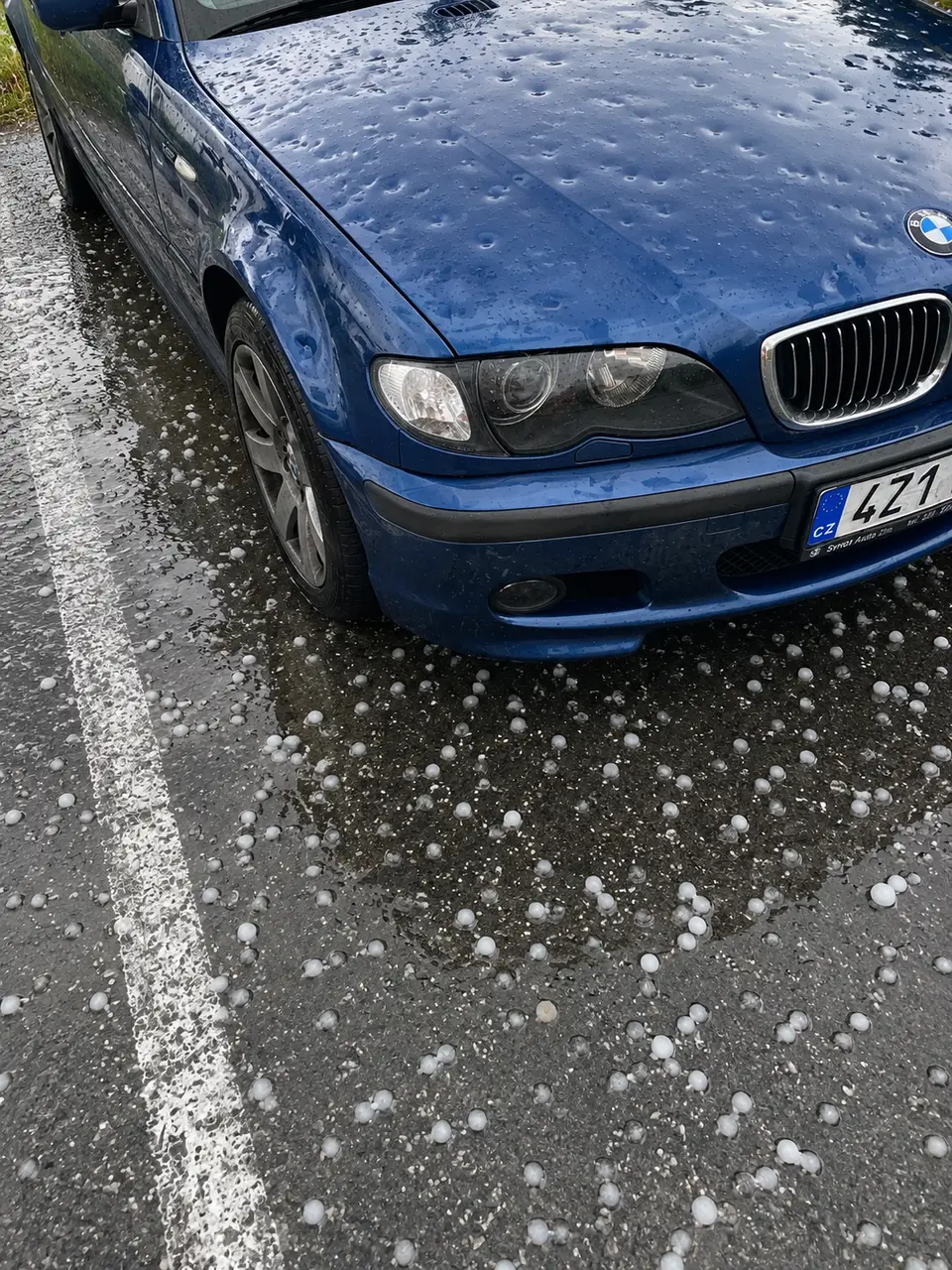Auto potlučené kroupami po krupobití